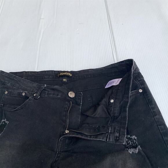 Diverso Women's Plus Size 18W Distressed Black Capri Jeans - Picture 6 of 8